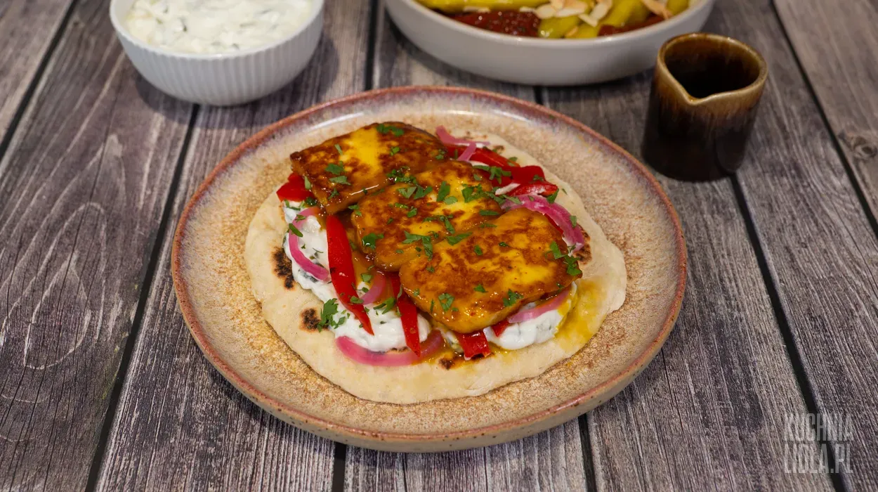 Pity jogurtowe z halloumi w miodzie